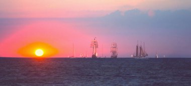 Yelken gemi güneş ışınları yarışta. Uzun boylu Ships.Yachting ve yelken. (seyahat, özgürlük, macera kavramı).