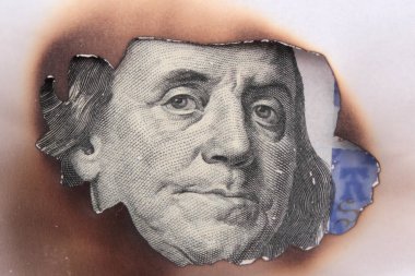 yanan dolarlık banknot enflasyon ve mali kriz bir sembolü olarak