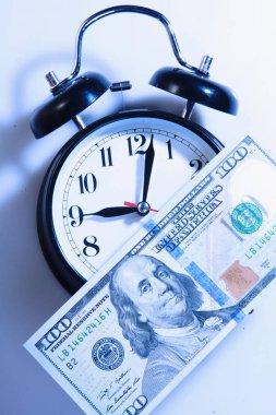 Para yapma zamanı. AlarmClock dolar nakit iş, zenginlik ve iş sembolü olarak.