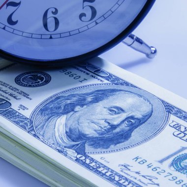 Para yapma zamanı. AlarmClock dolar nakit iş, zenginlik ve iş sembolü olarak.