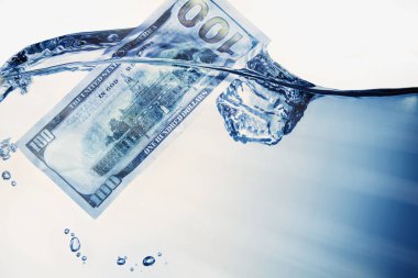 Para kavramı. Bize doları Uluslararası Ticaret ve yatırım belirsiz geleceği ve küresel financiall kriz sembolü suda batan. 