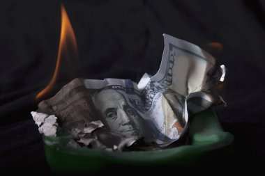 Yanan dolarlık banknot enflasyon ve mali genel Pansiyon bir sembolü olarak