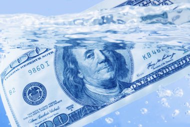Para kavramı. Bize küresel ekonomik kriz bir sembolü olarak suda batan dolar yakın çekim