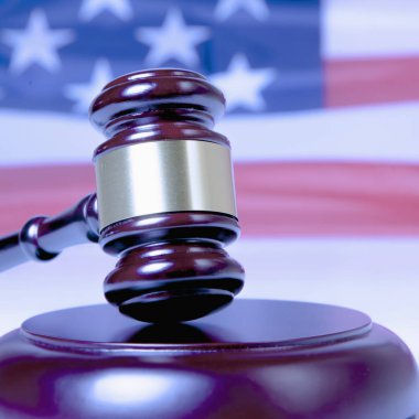 Tokmak Amerika Birleşik Devletleri ulusal bayrak karşı ABD yargı sisteminin sembolü olarak Yargıç. Adalet, eşitlik, hukuku ve insan Özgürlük kavramı.
