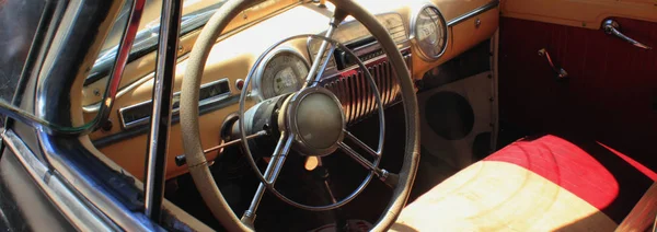Retro araba iç güneş ışığı altında