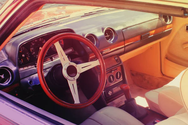 Retro araba iç güneş ışığı altında