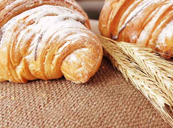 Croissant Pastoso Sobre Fondo Verde —  Fotos de Stock