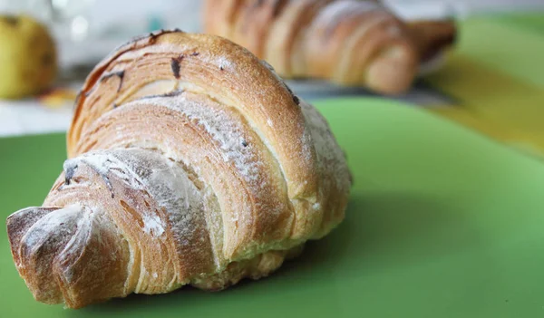 Croissant Pastoso Sobre Fondo Verde —  Fotos de Stock