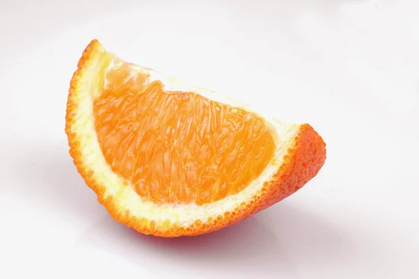 皮をむいたオレンジ ホワイト バック グラウンド 詳細に — ストック写真