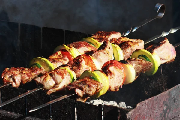 肉与羊肉或猪肉的木炭上烤串 — 图库照片