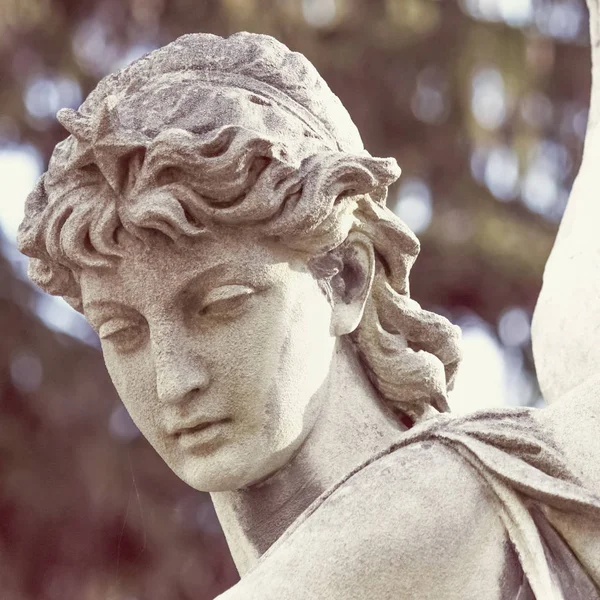 把天使看作是爱 善良和苦难的象征 古代雕像的碎片 复古风格 — 图库照片