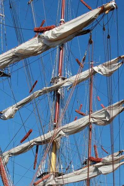 Fragata de vela blanca con tres mástiles — Foto de Stock