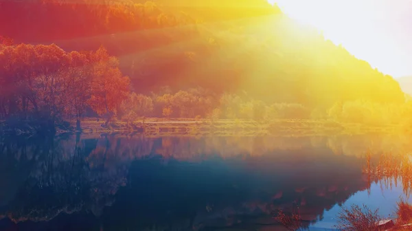 秋天湖的惊人景色 印度夏季的神奇色彩 令人叹为观止的壁纸 — 图库照片