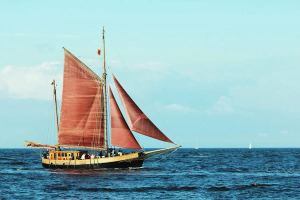 ヴァルネミュンデ ロストック ドイツの帆船の世界的なパレード — ストック写真