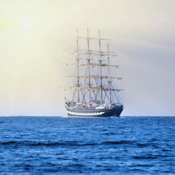 Plachetní Loď Závod Sluneční Paprsky Vysoké Ships Yachting Plachtění Cestování — Stock fotografie