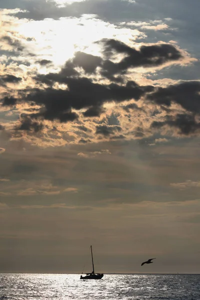 Silhouette Eines Segelbootes Der Sonne Auf Dem Meer — Stockfoto