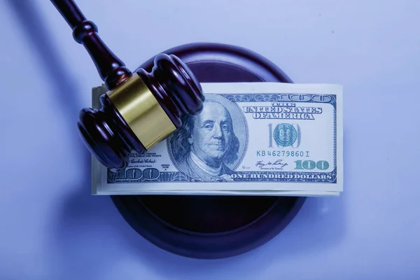 Notas Dólar Martelo Juiz Como Símbolo Corrupção Sistema Judicial — Fotografia de Stock