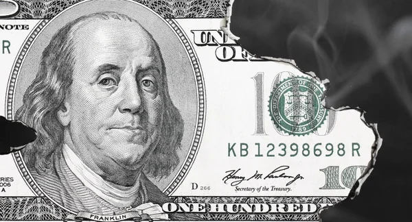 燃烧美元的钞票作为象征的通胀和金融危机 — 图库照片