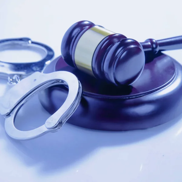 Judge Gavel Handcuffs Symbol Justice Punishment — Stock Photo, Image
