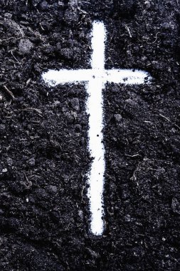 Silüeti çapraz karşı toprak arka plan. İsa Mesih için sembolü olarak çapraz. Hıristiyanlık, din, inanç kavramı.