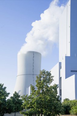 Soğutma kulesi ve modern termal enerji santrali. Güç ve yakıt üretimi kavramı.