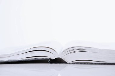 Edebiyat ve bilgi için sevginin sembolü olarak beyaz arka plan üzerine açık kitap. 