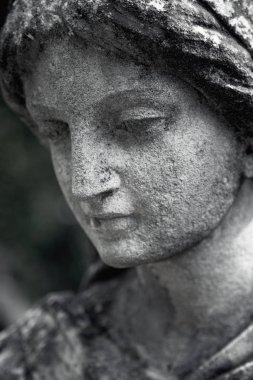Meryem Ana heykelinin yüz. Keder (din, inanç, acı, aşk kavramı içinde üzgün kadın vintage heykel parçası)