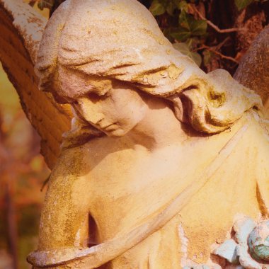 sevgi, şefkat ve acı bir sembolü olarak melek figürü