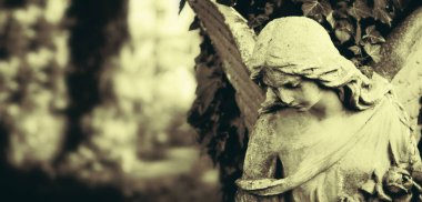 Koruyucu melek (vintage tarzı fotoğraf eski bir heykeli yakın çekim)