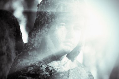 Koruyucu melek (vintage tarzı fotoğraf eski bir heykeli yakın çekim)