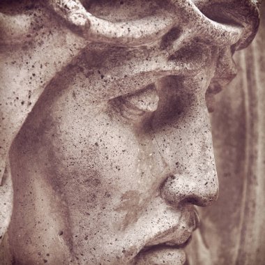 Dikenli (heykelin taç İsa'nın yüzü)