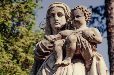 Eski bebek İsa Mesih (din, inanç, sonsuz yaşam, Tanrı, ruh kavramı ile Meryem Ana heykeli parçası)