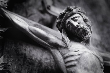 Eski ahşap heykel insan ruhun ölümsüzlüğü ve diriliş bir sembolü olarak İsa'nın çarmıha 