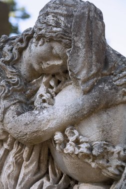Depresyon ve kederin sembolü olarak mezardaki kadın heykeli