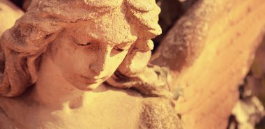 Bir mezarlık yaprakları (Ayrıntılar arka planı üzerinde üzgün bir melek Vintage görüntüsü)