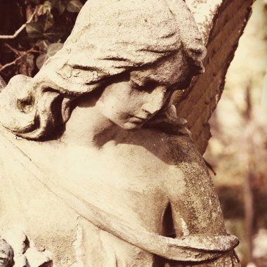 sevgi, şefkat ve acı bir sembolü olarak melek figürü