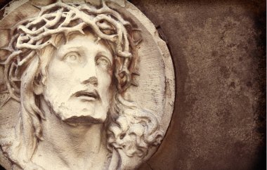 Dikenli (heykelin taç İsa'nın yüzü)