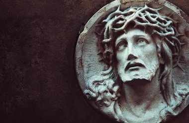 İsa Mesih'e (heykel parçası dikenli bir taç)