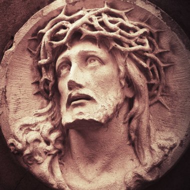 Dikenli (heykelin taç İsa'nın yüzü)