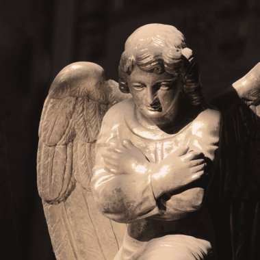 sevgi, şefkat ve acı bir sembolü olarak melek figürü