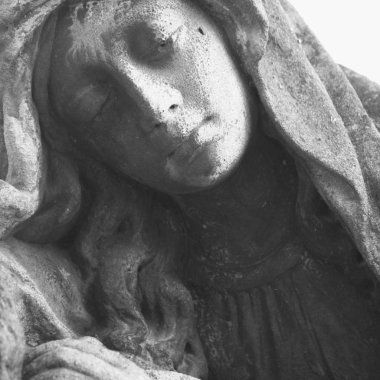 Depresyon ve kederin sembolü olarak mezardaki kadın heykeli