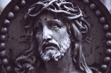 Dikenli (heykelin taç İsa'nın yüzü)