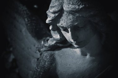 Üzücü bir melek (din, inanç, ölüm, kıyamet, sonsuzluk konsepti Vintage görüntüsü)