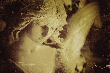 Melek kanatlı antika heykeli. Dramatik olağandışı sahne. Retro filtre ve vintage tarzı. 