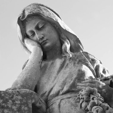 Depresyon ve kederin sembolü olarak mezardaki kadın heykeli