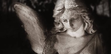 Bir mezarlık yaprakları (Ayrıntılar arka planı üzerinde üzgün bir melek Vintage görüntüsü)