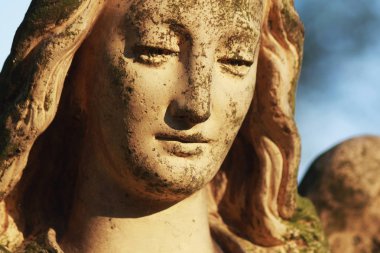 sevgi, şefkat ve acı bir sembolü olarak melek figürü