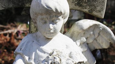 sevgi, şefkat ve acı bir sembolü olarak melek figürü