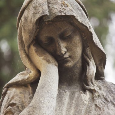 Depresyon ve kederin sembolü olarak mezardaki kadın heykeli
