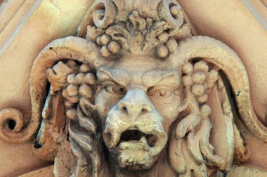 HADES (hades, Plüton) - ölülerin Krallığı Tanrıdır. kronos ve rei, zeus, poseidon, hera, demeter ve hestia kardeşi oğlu. Ne zaman dünya ayide lscnfkjcy yeraltı bölen.